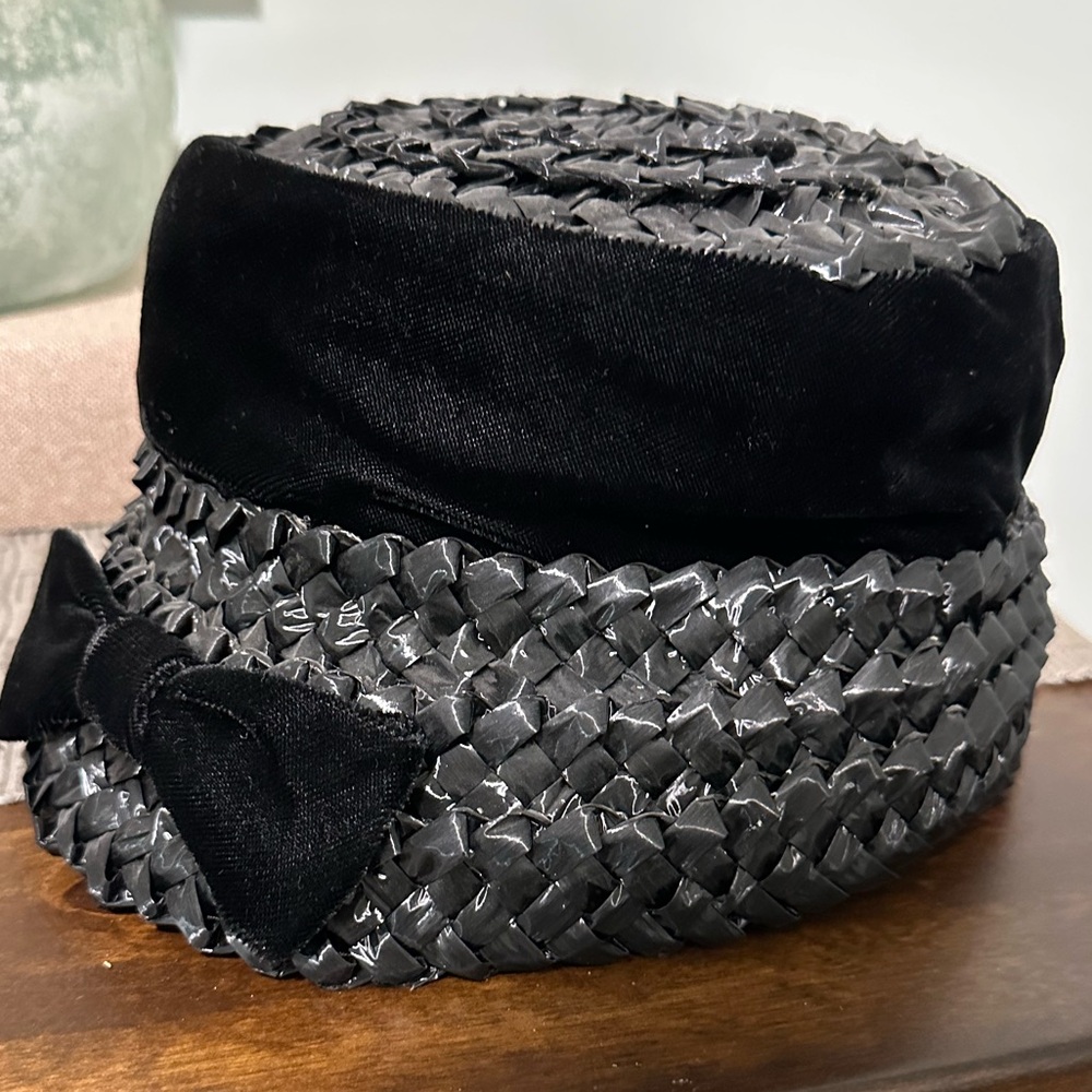 Vintage 1950s Black Tilt Cocktail Hat Velvet Bow Union Made Millinery - Picture 11 of 12